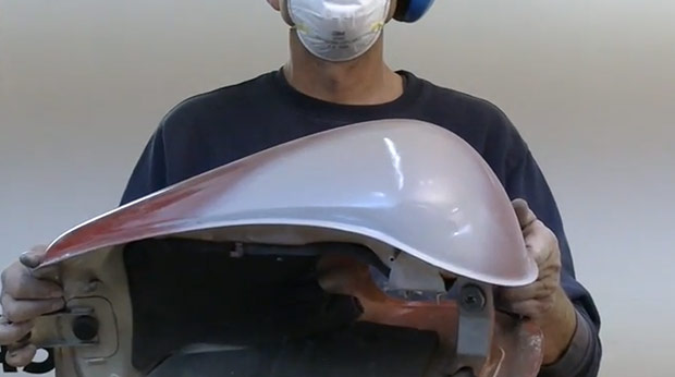 Spachtelmasse wird aufgetragen