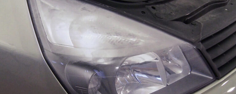 Gelbe Scheinwerfer reparieren