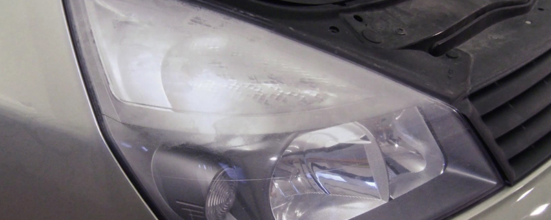 Gelbe Scheinwerfer reparieren