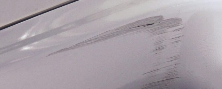 Kratzer am Auto ausbessern