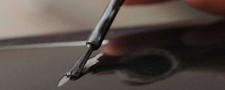 Repair scratches on the car with paint pen