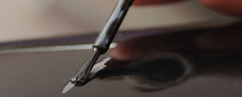 Kratzer am Auto mit Lackstift ausbessern